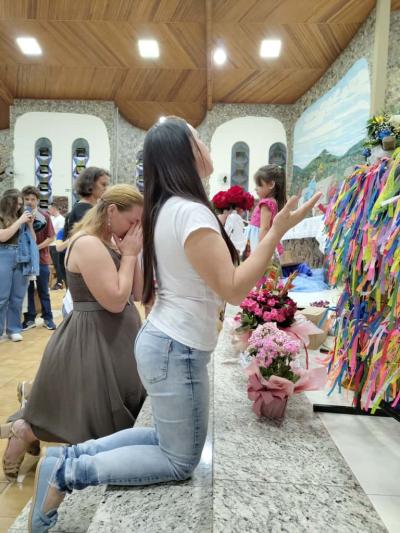 3º Dia da Novena reúne centenas de devotos no Santuário Nossa Senhora Aparecida Celebração foi presidida pelo Padre Aroldo Shinemann Filho e marcada por fé